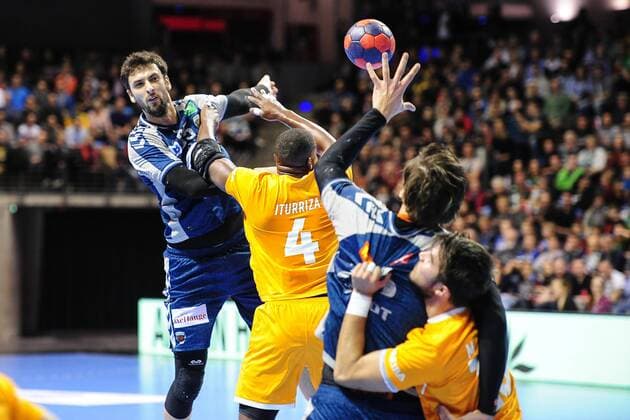 Marko Kopljar (Fuechse Berlin) mit einem Zuspiel am Strafraum - Action Aktion - Querformat - quer - horizontal Event Veranstaltung: EHF-Cup - Qualifikation 3. Runde - Fuechse Berloin vs. FC Porto Location Ort: Max Schmeling Halle Berlin - Germany Deutschland - Europe Europa - Date Datum: 23.11.2017 Handball - EHF-Cup Fuechse Berlin vs. FC Porto 23.11.2017