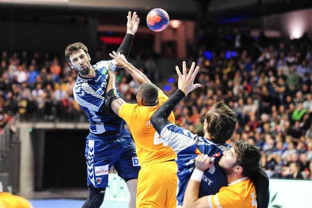 Marko Kopljar (Fuechse Berlin) mit einem Zuspiel am Strafraum - Action Aktion - Querformat - quer - horizontal Event Veranstaltung: EHF-Cup - Qualifikation 3. Runde - Fuechse Berloin vs. FC Porto Location Ort: Max Schmeling Halle Berlin - Germany Deutschland - Europe Europa - Date Datum: 23.11.2017 Handball - EHF-Cup Fuechse Berlin vs. FC Porto 23.11.2017