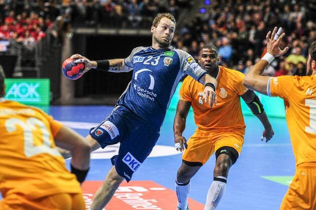 Steffen Faeth (Fuechse Berlin) mit Schwerstarbeit am Strafraum - Action Aktion - Querformat - quer - horizontal Event Veranstaltung: EHF-Cup - Qualifikation 3. Runde - Fuechse Berloin vs. FC Porto Location Ort: Max Schmeling Halle Berlin - Germany Deutschland - Europe Europa - Date Datum: 23.11.2017 Handball - EHF-Cup Fuechse Berlin vs. FC Porto 23.11.2017