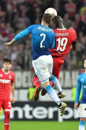 Bilder des Tages - SPORT GER, 1. FC Köln (GER) vs. FC Arsenal (ENG) 23.11.2017, RheinEnergieSTADION, Köln, Europa Leaque, Gruppenphase, 5. Spieltag, GER, 1. FC Köln (GER) vs. FC Arsenal (ENG) im Bild: Kopfballduell zwischen Mathieu Debuchy (FC Arsenal 2), Sehrou Guirassy (FC Köln 19),