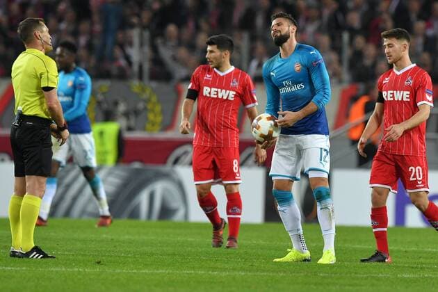 GER, 1. FC Köln (GER) vs. FC Arsenal (ENG) 23.11.2017, RheinEnergieSTADION, Köln, Europa Leaque, Gruppenphase, 5. Spieltag, GER, 1. FC Köln (GER) vs. FC Arsenal (ENG) im Bild: Olivier Giroud (FC Arsenal 12), ist nicht einverstanden mit der Entscheidung von Wladislaw Besborodow Schiedsrichter, referee (SR)
