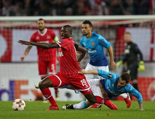 23.11.2017, Fussball UEFA Europa League 2017 2018, Gruppenphase, 5.Spieltag, 1. FC Köln - FC Arsenal, im RheinEnergieStadion Köln. v.l. Sehrou Guirassy (Köln) gegen Mathieu Debuchy (FC Arsenal)