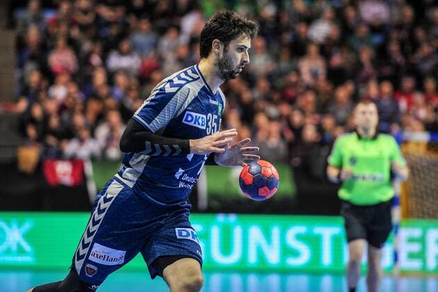 Marko Kopljar (Fuechse Berlin) mit einem Zuspiel am Strafraum - Action Aktion - Querformat - quer - horizontal Event Veranstaltung: EHF-Cup - Qualifikation 3. Runde - Fuechse Berloin vs. FC Porto Location Ort: Max Schmeling Halle Berlin - Germany Deutschland - Europe Europa - Date Datum: 23.11.2017 Handball - EHF-Cup Fuechse Berlin vs. FC Porto 23.11.2017