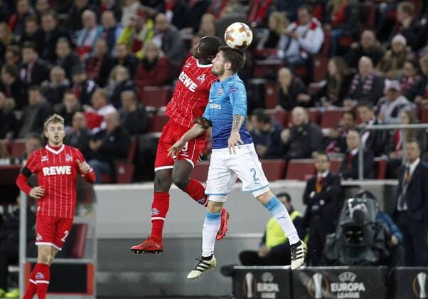 Köln, RheinEnergieStadion, 23.11.17: Sehrou Guirassy (1.FC Köln) (L) im Kopfballduell mit Mathieu Debuchy (Arsenal London) im Europaleague Spiel zwischen 1.FC Köln vs. Arsenal London in der Saison 2017 2018.