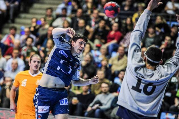 Kevin Struck (Fuechse Berlin) - Action Aktion - Querformat - quer - horizontal Event Veranstaltung: EHF-Cup - Qualifikation 3. Runde - Fuechse Berloin vs. FC Porto Location Ort: Max Schmeling Halle Berlin - Germany Deutschland - Europe Europa - Date Datum: 23.11.2017 Handball - EHF-Cup Fuechse Berlin vs. FC Porto 23.11.2017