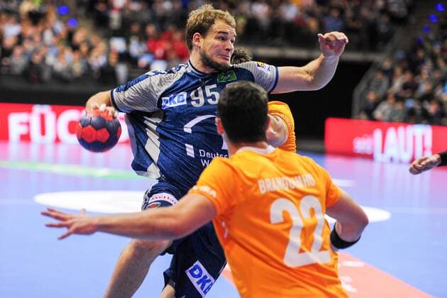 Paul Drux (Fuechse Berlin) mit Schwerstarbeit gegen die portugiesische Abwehr - Action Aktion - Querformat - quer - horizontal Event Veranstaltung: EHF-Cup - Qualifikation 3. Runde - Fuechse Berloin vs. FC Porto Location Ort: Max Schmeling Halle Berlin - Germany Deutschland - Europe Europa - Date Datum: 23.11.2017 Handball - EHF-Cup Fuechse Berlin vs. FC Porto 23.11.2017