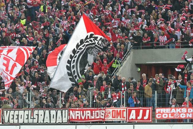 GER, 1. FC Köln (GER) vs. FC Arsenal (ENG) 23.11.2017, RheinEnergieSTADION, Köln, Europa Leaque, Gruppenphase, 5. Spieltag, GER, 1. FC Köln (GER) vs. FC Arsenal (ENG) im Bild: Fans, freundlich, Stimmung, farbenfroh, Nationalfarbe, geschminkt, Emotionen, kölner