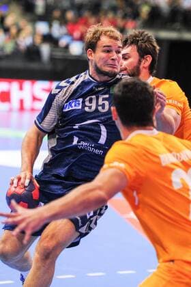 Paul Drux (Fuechse Berlin) mit Schwerstarbeit gegen die portugiesische Abwehr - Action Aktion - Hochformat - hoch - vertikal Event Veranstaltung: EHF-Cup - Qualifikation 3. Runde - Fuechse Berloin vs. FC Porto Location Ort: Max Schmeling Halle Berlin - Germany Deutschland - Europe Europa - Date Datum: 23.11.2017 Handball - EHF-Cup Fuechse Berlin vs. FC Porto 23.11.2017