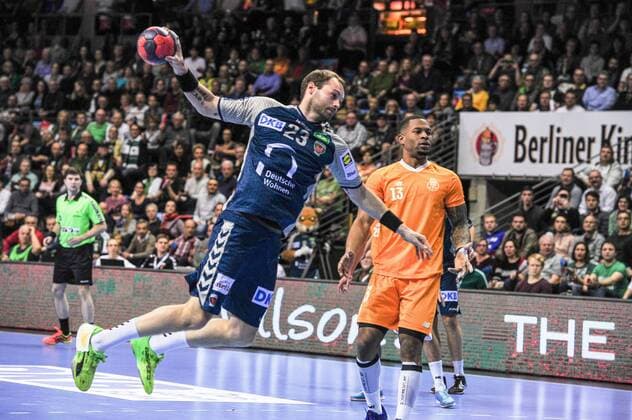 Steffen Faeth (Fuechse Berlin) mit Schwerstarbeit am Strafraum - Action Aktion - Querformat - quer - horizontal Event Veranstaltung: EHF-Cup - Qualifikation 3. Runde - Fuechse Berloin vs. FC Porto Location Ort: Max Schmeling Halle Berlin - Germany Deutschland - Europe Europa - Date Datum: 23.11.2017 Handball - EHF-Cup Fuechse Berlin vs. FC Porto 23.11.2017
