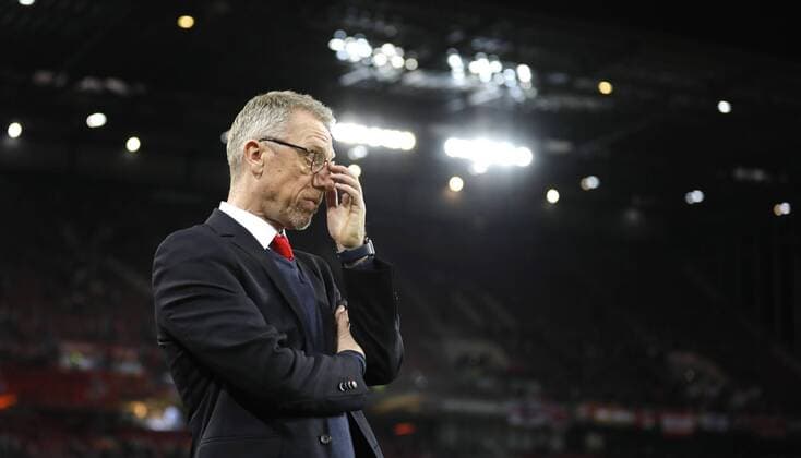 Köln, RheinEnergieStadion, 23.11.17: Trainer Peter Stöger (1.FC Köln) nachdenklich vor dem Europaleague Spiel zwischen 1.FC Köln vs. Arsenal London in der Saison 2017 2018.