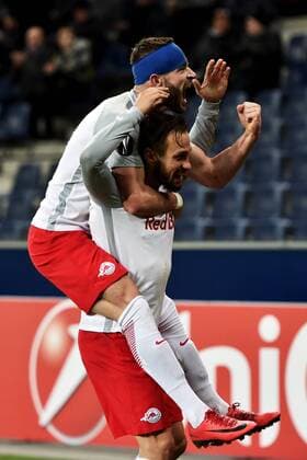 Bilder des Tages - SPORT SOCCER - EL, RBS vs Vitoria SALZBURG,AUSTRIA,23.NOV.17 - SOCCER - UEFA Europa League, Red Bull Salzburg vs Vitoria Guimaraes SC. Image shows the rejoicing of Valon Berisha and Andreas Ulmer (RBS). GEPAxpictures xFlorianxErtl