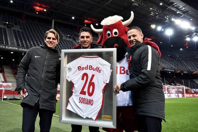 SOCCER - EL, RBS vs Vitoria SALZBURG,AUSTRIA,23.NOV.17 - SOCCER - UEFA Europa League, Red Bull Salzburg vs Vitoria Guimaraes SC. Image shows Christoph Freund (RBS), Jonatan Soriano, mascot Bullidibum and Stefan Reiter (RBS). GEPAxpictures xFlorianxErtl