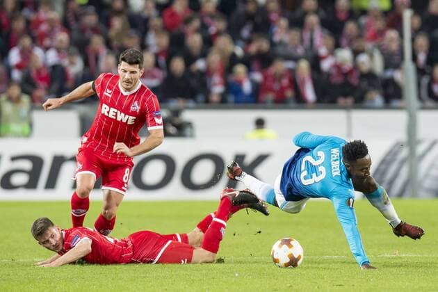 Fußball: UEFA Europa League, EL, Saison 2017 2018, Gruppe H, 1. FC Köln - Arsenal London in Köln (Nordrhein-Westfalen). Koelns Salih Özcan Oezcan (l.), Koelns Milos Jojic und Arsenals Danny Welbeck kämpfen um den Ball. Copyright: xKirchner DavidxInderliedx