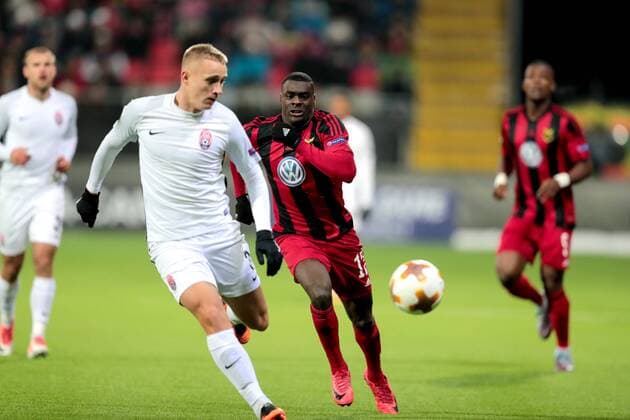 171123 Zorja Luhansks Oleksandr Svatok och Östersunds Ken Sema under fotbollsmatchen i Europa League mellan Östersund och Zorja Luhansk den 23 november 2017 i Östersund.  Copyright: TOBIASxNYKÄNEN BB171123TN023