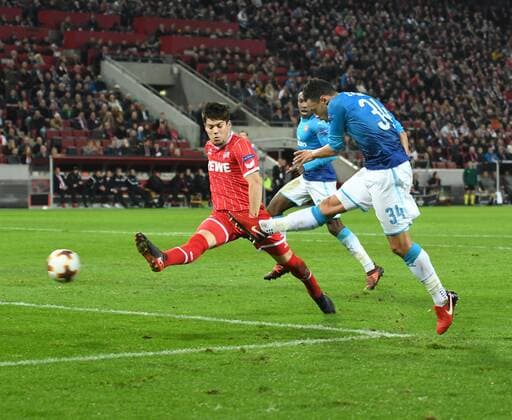 Bilder des Tages - SPORT 1. FC Köln - FC Arsenal London 23.11.2017 Glück für Köln Francis Coquelin (Arsenal) schießt an den Pfosten, links Jorge Meré (Köln)
