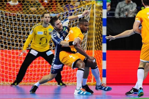 Drago Vukovic (Fuechse Berlin) mit Schwerstarbeit in der Abwehr - Action Aktion - Querformat - quer - horizontal Event Veranstaltung: EHF-Cup - Qualifikation 3. Runde - Fuechse Berloin vs. FC Porto Location Ort: Max Schmeling Halle Berlin - Germany Deutschland - Europe Europa - Date Datum: 23.11.2017 Handball - EHF-Cup Fuechse Berlin vs. FC Porto 23.11.2017