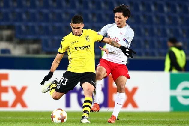 SOCCER - EL, RBS vs Vitoria SALZBURG,AUSTRIA,23.NOV.17 - SOCCER - UEFA Europa League, Red Bull Salzburg vs Vitoria Guimaraes SC. Image shows Guillermo Celis (Vitoria) and Takumi Minamino (RBS). GEPAxpictures xFelixxRoittner
