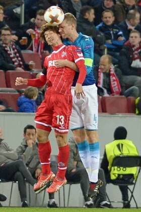 Koeln, Germany 23.11.2017, UEFA Europa League - 2017 18 Season, Gruppenphase - Gruppe H - 5. Spieltag, 1. FC Koeln - FC Arsenal, im Kopfballduell von links: Yuya Osako (KOE), Per Mertesacker (Arsenal) ( DeFodi521