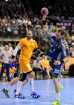 EHF-Pokal,Handball:Fuechse Berlin vs.FC Porto,23.11.2017 Steffen Faeth 23((Fuechse Berlin),Daymaro Salina ( 15 FC Porto),waehrend des Spiels zwischen den Fuechse Berlin und dem FC Porto am 23.11.2017 in der Max Schmeling Halle Berlin, Deutschland. Handball,Maenner,3.Runde,EHF-Pokal