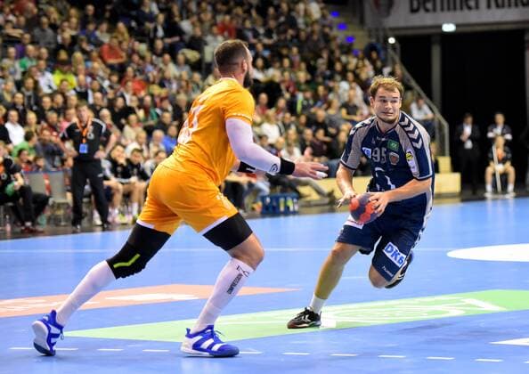 EHF-Pokal,Handball:Fuechse Berlin vs.FC Porto,23.11.2017 Paul Drux 95(Fuechse Berlin),waehrend des Spiels zwischen den Fuechse Berlin und dem FC Porto am 23.11.2017 in der Max Schmeling Halle Berlin, Deutschland. Handball,Maenner,3.Runde,EHF-Pokal