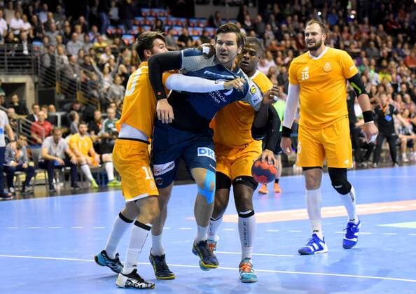 EHF-Pokal,Handball:Fuechse Berlin vs.FC Porto,23.11.2017 Erik Schmidt 28(Fuechse Berlin),waehrend des Spiels zwischen den Fuechse Berlin und dem FC Porto am 23.11.2017 in der Max Schmeling Halle Berlin, Deutschland. Handball,Maenner,3.Runde,EHF-Pokal