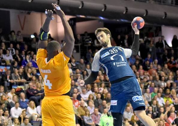 EHF-Pokal,Handball:Fuechse Berlin vs.FC Porto,23.11.2017 Marko Kopljar 35(Füchse Berlin),Vidor Iturriza ( 4 FC Porto),waehrend des Spiels zwischen den Fuechse Berlin und dem FC Porto am 23.11.2017 in der Max Schmeling Halle Berlin, Deutschland. Handball,Maenner,3.Runde,EHF-Pokal