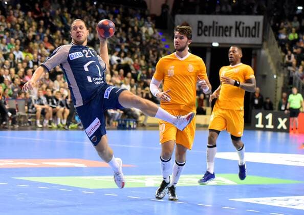 EHF-Pokal,Handball:Fuechse Berlin vs.FC Porto,23.11.2017 beim Sprungwurf Mattias Zachrisson 21(Fuechse Berlin),Miquel Martins ( 10 FC Porto),waehrend des Spiels zwischen den Fuechse Berlin und dem FC Porto am 23.11.2017 in der Max Schmeling Halle Berlin, Deutschland. Handball,Maenner,3.Runde,EHF-Pokal