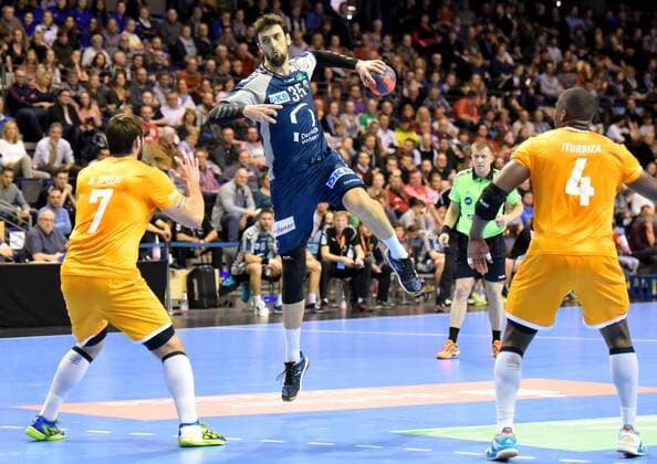 EHF-Pokal,Handball:Fuechse Berlin vs.FC Porto,23.11.2017 Marko Kopljar 35(Füchse Berlin),Nikola Spelic ( 7 FC Porto),Vidor Iturriza ( 4 FC Porto),waehrend des Spiels zwischen den Fuechse Berlin und dem FC Porto am 23.11.2017 in der Max Schmeling Halle Berlin, Deutschland. Handball,Maenner,3.Runde,EHF-Pokal