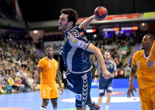 EHF-Pokal,Handball:Fuechse Berlin vs.FC Porto,23.11.2017 Petar Nenadic 13(Fuechse Berlin),waehrend des Spiels zwischen den Fuechse Berlin und dem FC Porto am 23.11.2017 in der Max Schmeling Halle Berlin, Deutschland. Handball,Maenner,3.Runde,EHF-Pokal