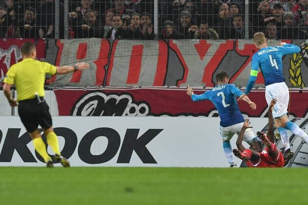 GER, 1. FC Köln (GER) vs. FC Arsenal (ENG) 23.11.2017, RheinEnergieSTADION, Köln, Europa Leaque, Gruppenphase, 5. Spieltag, GER, 1. FC Köln (GER) vs. FC Arsenal (ENG) im Bild: nach einem Foul an Sehrou Guirassy (FC Köln 19), Wladislaw Besborodow Schiedsrichter, referee (SR) zeigt auf den 11 Meter Punkt