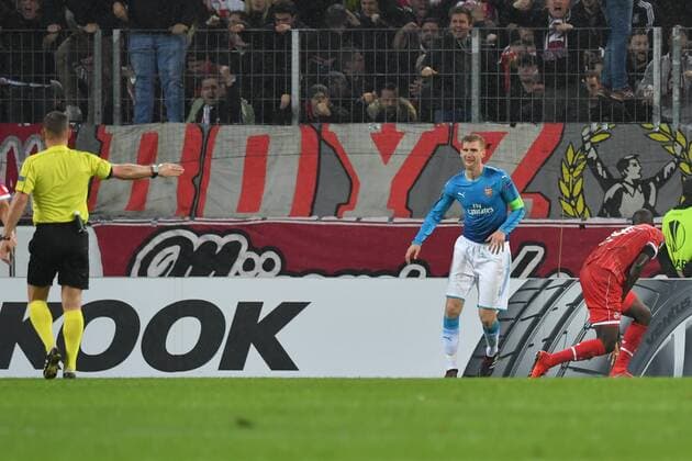 GER, 1. FC Köln (GER) vs. FC Arsenal (ENG) 23.11.2017, RheinEnergieSTADION, Köln, Europa Leaque, Gruppenphase, 5. Spieltag, GER, 1. FC Köln (GER) vs. FC Arsenal (ENG) im Bild: nach einem Foul an Sehrou Guirassy (FC Köln 19), Wladislaw Besborodow Schiedsrichter, referee (SR) zeigt auf den 11 Meter Punkt
