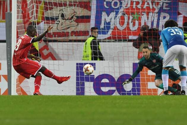 GER, 1. FC Köln (GER) vs. FC Arsenal (ENG) 23.11.2017, RheinEnergieSTADION, Köln, Europa Leaque, Gruppenphase, 5. Spieltag, GER, 1. FC Köln (GER) vs. FC Arsenal (ENG) im Bild: 11 Meter für Köln Sehrou Guirassy (FC Köln 19), macht ihn rein Olivier Giroud (FC Arsenal 12), keine Chance