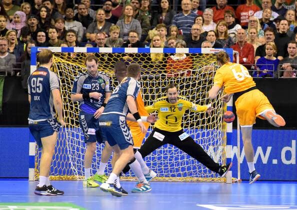 EHF-Pokal,Handball:Fuechse Berlin vs.FC Porto,23.11.2017 v.l.Paul Drux 95(Fuechse Berlin),Steffen Faeth 23((Fuechse Berlin),Drago Vukovic 6(Fuechse Berlin),Silvio Heinevetter 12(Fuechse Berlin),Aleksander Spende ( 66 FC Porto),waehrend des Spiels zwischen den Fuechse Berlin und dem FC Porto am 23.11.2017 in der Max Schmeling Halle Berlin, Deutschland. Handball,Maenner,3.Runde,EHF-Pokal