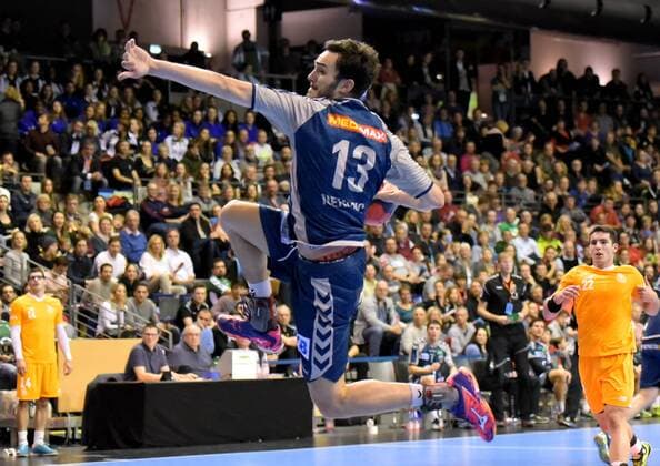 EHF-Pokal,Handball:Fuechse Berlin vs.FC Porto,23.11.2017 beim Sprungwurf Petar Nenadic 13(Fuechse Berlin),waehrend des Spiels zwischen den Fuechse Berlin und dem FC Porto am 23.11.2017 in der Max Schmeling Halle Berlin, Deutschland. Handball,Maenner,3.Runde,EHF-Pokal