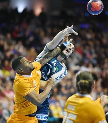 Petar Nenadic (Füchse), beim WQurf, links Ãngel Hernandez (Porto), Füchse Berlin - FC Porto EHF Cup Mens , 2017 2018, 3. Runde, Herren, Männer, men, Handball, Deutschland, Germany, Max-Schmeling-Halle Berlin, 23.11.2017