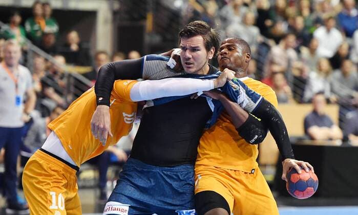Erik Schmidt (Füchse) wird gehalten von Ãngel Hernandez (Porto), und Miguel Martins (Porto), Füchse Berlin - FC Porto EHF Cup Mens , 2017 2018, 3. Runde, Herren, Männer, men, Handball, Deutschland, Germany, Max-Schmeling-Halle Berlin, 23.11.2017