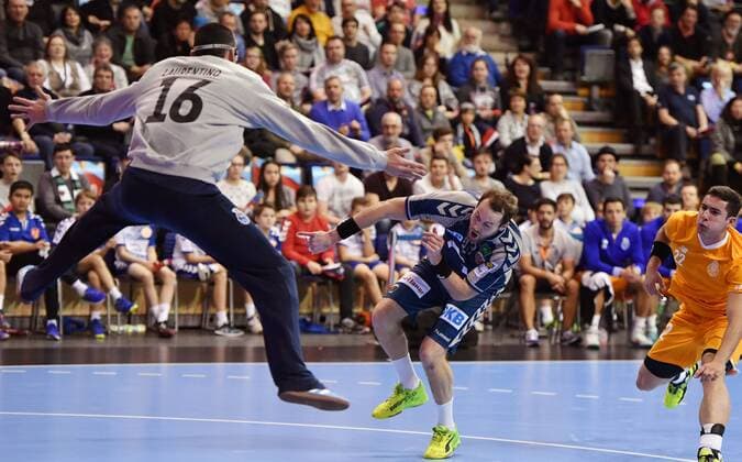 Steffen Fäth (Füchse), beim Wurf zu einjem Tor, links Hugo Laurentino (Torwart Porto), Füchse Berlin - FC Porto EHF Cup Mens , 2017 2018, 3. Runde, Herren, Männer, men, Handball, Deutschland, Germany, Max-Schmeling-Halle Berlin, 23.11.2017