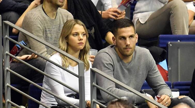 Stipe Mandalinic, neuer Spieler bei den Füchasen als Zuscjhauer Füchse Berlin - FC Porto EHF Cup Mens , 2017 2018, 3. Runde, Herren, Männer, men, Handball, Deutschland, Germany, Max-Schmeling-Halle Berlin, 23.11.2017