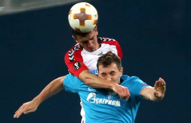 Bilder des Tages - SPORT ST PETERSBURG, RUSSIA â€“ NOVEMBER 23, 2017: FK Vardar s Yevhen Novak (L) and FC Zenit St Petersburg s Artyom Dzyuba jump to head the ball in their UEFA Europa League Group L Round 5 football match at Saint Petersburg Stadium. Alexander Demianchuk TASS  TS06A505