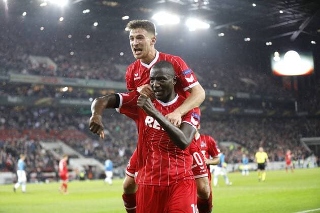 Köln, RheinEnergieStadion, 23.11.17: Sehrou Guirassy (1.FC Köln) schiesst das 1:0 Tor per Foulelfmeter und jubelt mit Salih Özcan (1.FC Köln) im Europaleague Spiel zwischen 1.FC Köln vs. Arsenal London in der Saison 2017 2018.