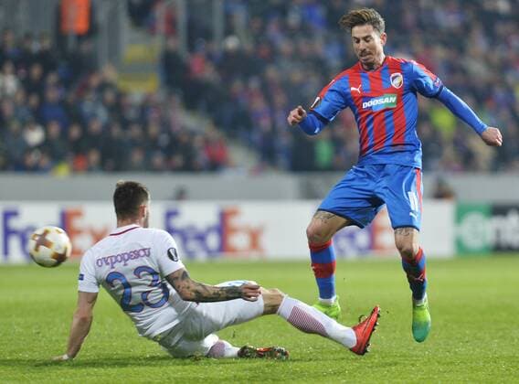 Ovidiu Popescu of FCSB, left, and Milan Petrzela of Victoria in action during the 5th round, Football European League match FC Viktoria Pilsen vs FC Steaua Bucurest (FCSB) in Pilsen, Czech Republic, November 23, 2017. (CTKxPhoto MiroslavxChaloupka) CTKPhotoP201711230889301  cha04