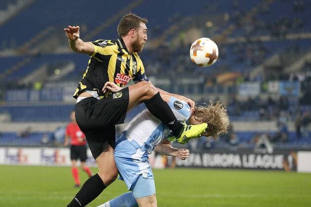 Bilder des Tages - SPORT ROME, 23-11-2017 , Stadio Olympico , Europa League , seizoen 2017 2018 Lazio Roma - Vitesse. Vitesse-aanvoerder Guram Kashia 37 in duel met Lazio-aanvoerder Dusan Basta 8. Lazio Roma - Vitesse  x1824637x