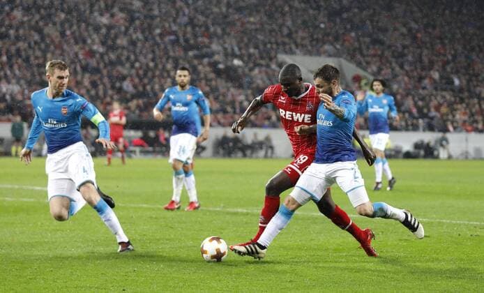 Köln, RheinEnergieStadion, 23.11.17: Sehrou Guirassy (1.FC Köln) (M) wird gefoult von Mathieu Debuchy (Arsenal London) (R) und bekommt Elfmeter der zum 1:0 Tor führt im Europaleague Spiel zwischen 1.FC Köln vs. Arsenal London in der Saison 2017 2018.