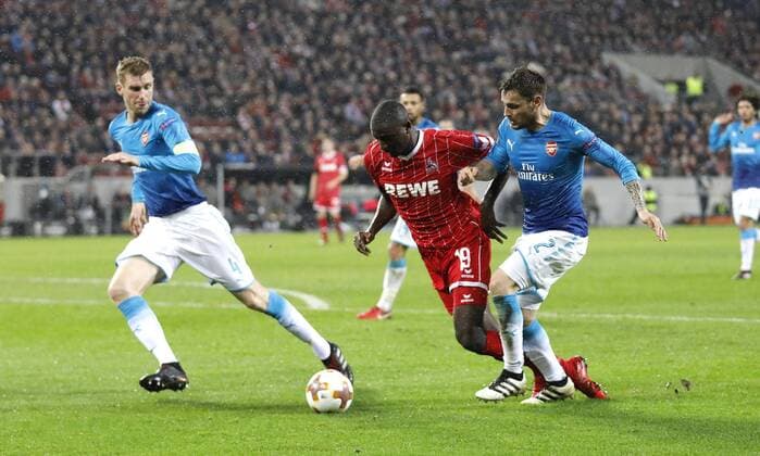 Köln, RheinEnergieStadion, 23.11.17: Sehrou Guirassy (1.FC Köln) (M) wird gefoult von Mathieu Debuchy (Arsenal London) (R) und bekommt Elfmeter der zum 1:0 Tor führt im Europaleague Spiel zwischen 1.FC Köln vs. Arsenal London in der Saison 2017 2018.