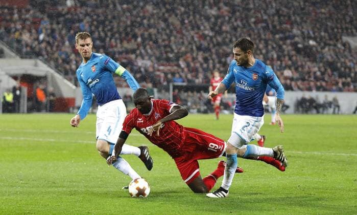Köln, RheinEnergieStadion, 23.11.17: Sehrou Guirassy (1.FC Köln) (M) wird gefoult von Mathieu Debuchy (Arsenal London) (R) und bekommt Elfmeter der zum 1:0 Tor führt im Europaleague Spiel zwischen 1.FC Köln vs. Arsenal London in der Saison 2017 2018.