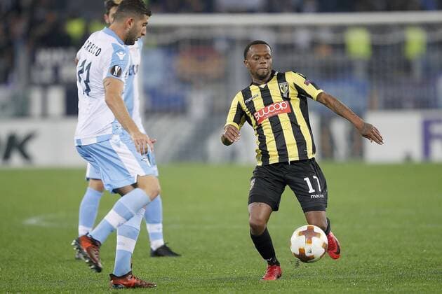 ROME, 23-11-2017 , Stadio Olympico , Europa League , seizoen 2017 2018 Lazio Roma - Vitesse. Vitesse-speler Thulani Serero 17 in duel met Lazio-speler Luca Crecco 11. Lazio Roma - Vitesse  x1824639x