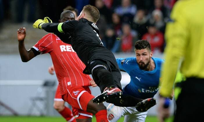 Themen der Woche - SPORT Bilder des Tages - SPORT Fussball, UEFA Europa League, Herren, Saison 2017 2018, Gruppe H, 5. Spieltag, Rhein Energie Stadion Köln, 1. FC Köln (rot) - FC Arsenal London (blau); Timo Horn (FC Köln), Oliver Giroud (Arsenal), Aktion.