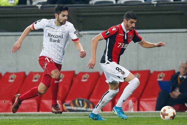 Essevee s Sandy Walsh and Nice Pierre Lees-Melou fight for the ball during a game between French club OGC Nice and Belgian soccer team SV Zulte Waregem, the fifth game of the group stage (Group K) of the UEFA Europa League competition, Thursday 23 November 2017 in Nice, France. BRUNOxFAHY  x05207288x