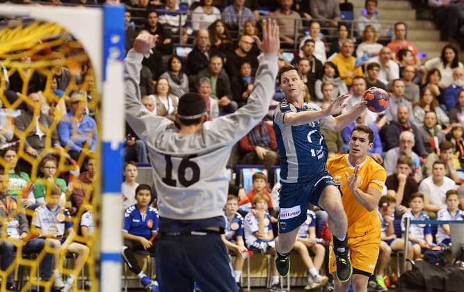 Hans Lindberg (Füchse), beim Wurf, rechts Diogo Branquinho (Porto), vorne Hugo Laurentino (Torwart Porto), Füchse Berlin - FC Porto EHF Cup Mens , 2017 2018, 3. Runde, Herren, Männer, men, Handball, Deutschland, Germany, Max-Schmeling-Halle Berlin, 23.11.2017