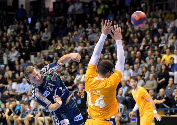 EHF-Pokal,Handball:Fuechse Berlin vs.FC Porto,23.11.2017 Mattias Zachrisson 21(Fuechse Berlin),Rui Silva ( 14 FC Porto),waehrend des Spiels zwischen den Fuechse Berlin und dem FC Porto am 23.11.2017 in der Max Schmeling Halle Berlin, Deutschland. Handball,Maenner,3.Runde,EHF-Pokal